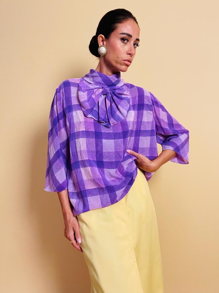 Blusa in seta lilla con maxi fiocco