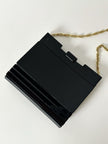Borsa vintage Fendi in lucite nera con logo inciso e tracolla a catena dorata