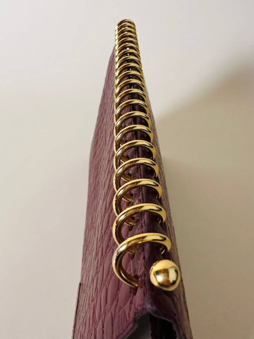 Pochette a quaderno in pelle bordeaux stampa coccodrillo “Moschino”
