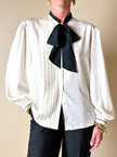 Camicia bianca e nera con dettaglio plissé e fiocco al collo “Lanvin”
