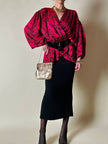 Blusa in chiffon devorè nero con damaschi in raso rosso/fucsia