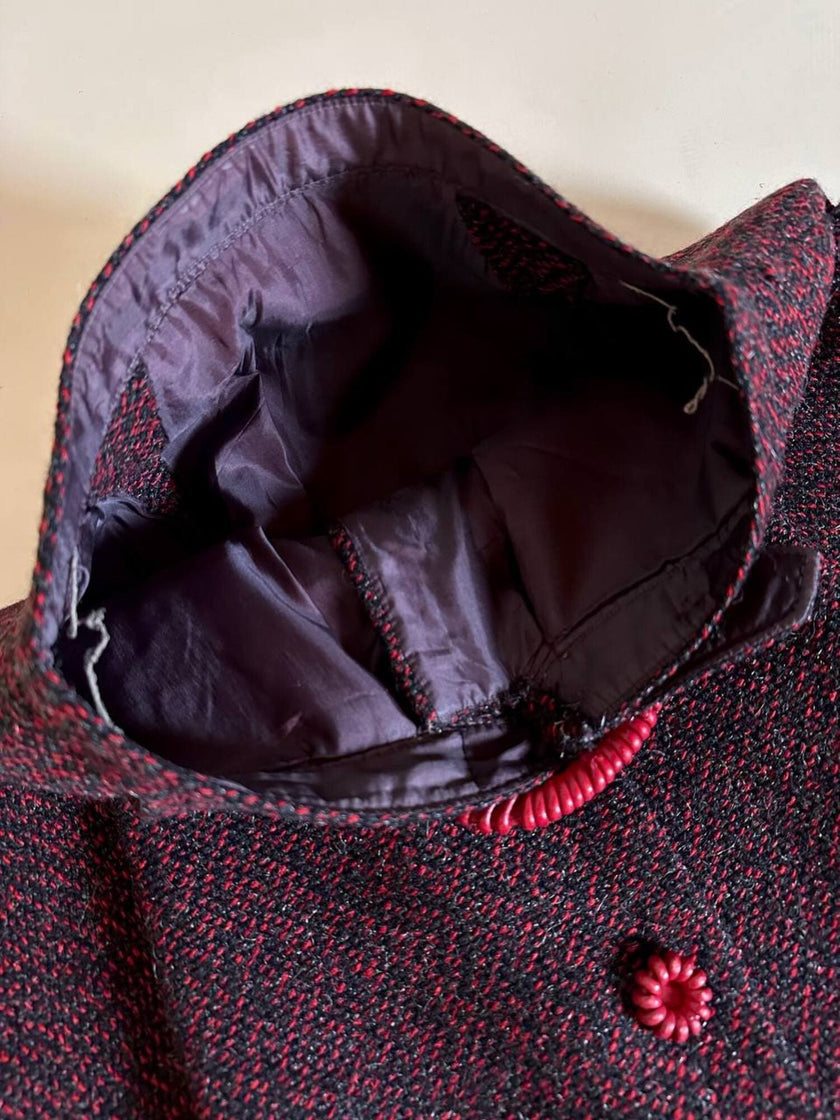 Gonna sartoriale A-Line in lana bouclé grigio antracite e rosso con bottoni in pelle
