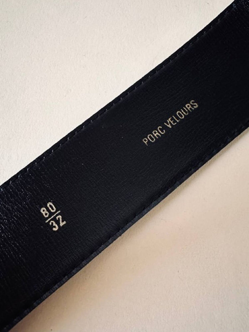 Cintura in camoscio nero con placca logata in metallo oro “Yves Saint Laurent”
