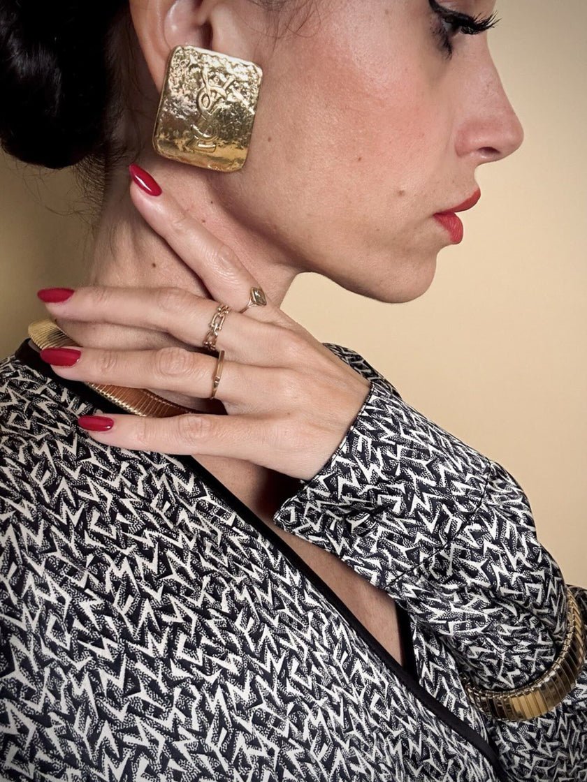 Maxi clip oro con logo “Yves Saint Laurent”