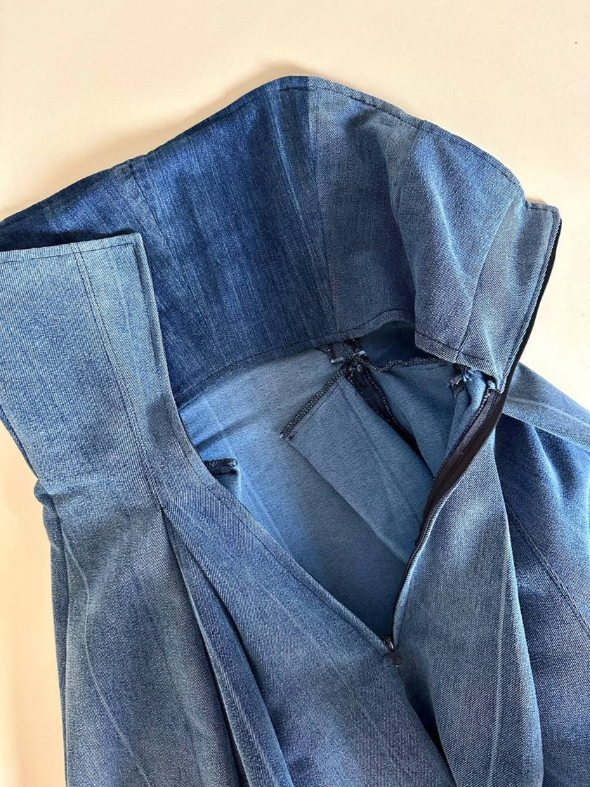 Abito sartoriale a fascia con gonna a ruota in denim effetto slavato