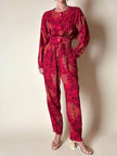Jumpsuit sartoriale a fantasia floreale nei toni del rosso e maxi bottoni
