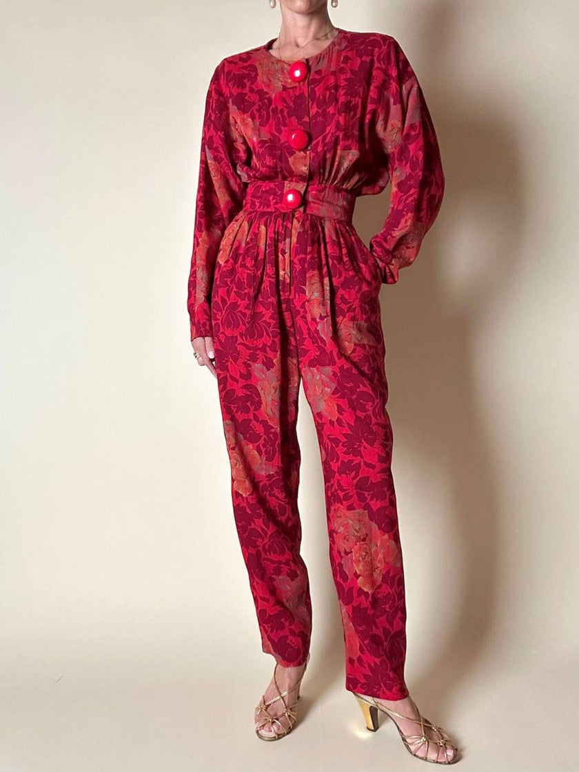 Jumpsuit sartoriale a fantasia floreale nei toni del rosso e maxi bottoni