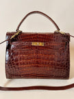 Borsa a trapezio in pelle di coccodrillo color cognac con tracolla e hardware oro Idra