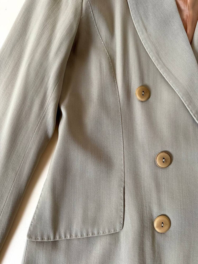 Blazer doppiopetto Ēlectre in rasato di lana beige con taglio ricercato e impunture in tinta