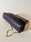Sac en cuir couleur chocolat avec détail en résine effet écaille et bandoulière en chaîne dorée