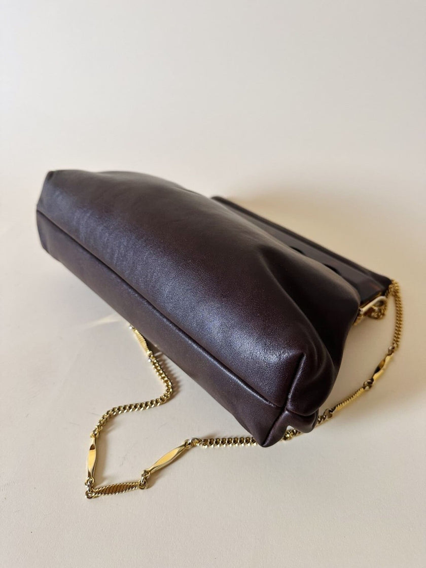 Sac en cuir couleur chocolat avec détail en résine effet écaille et bandoulière en chaîne dorée
