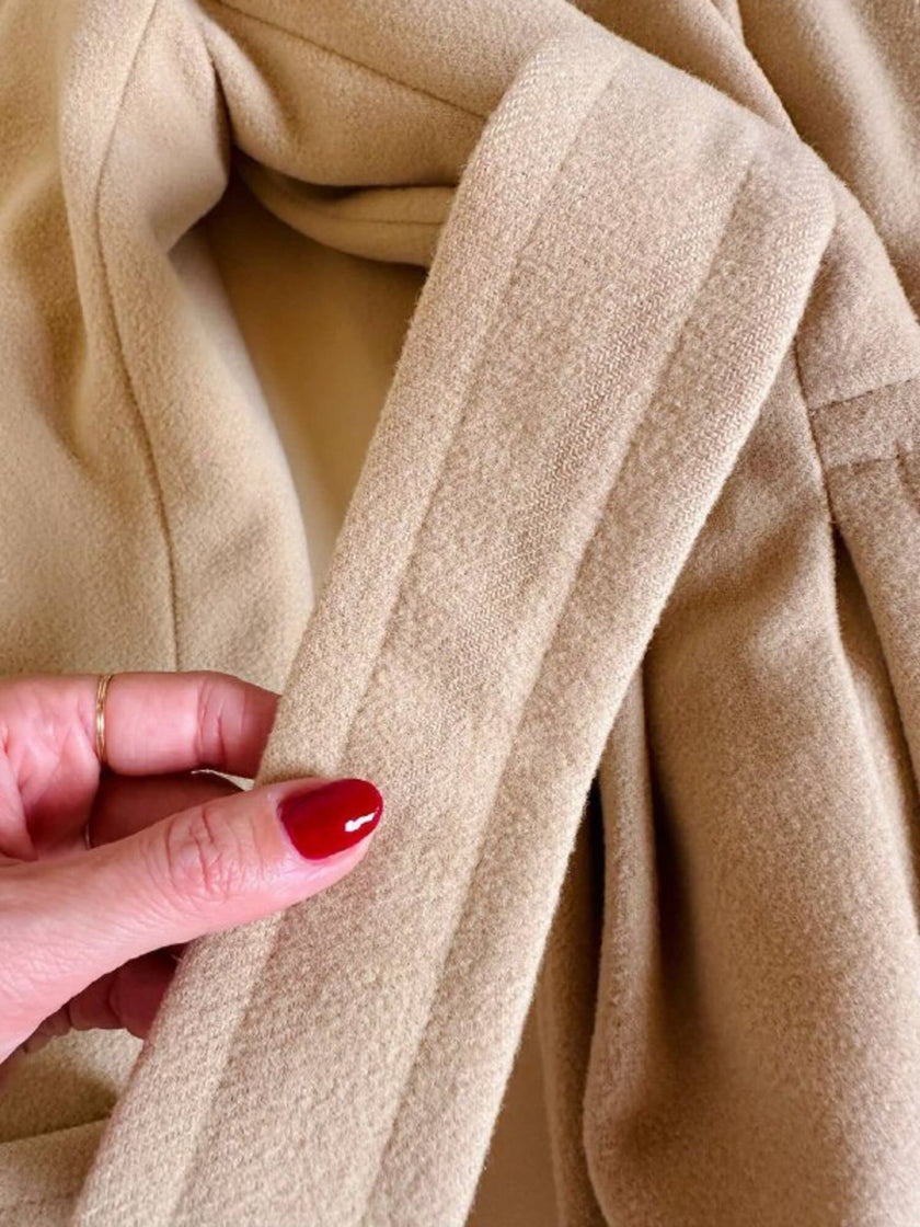 Cappotto lungo a vestaglia con cappuccio in drap di lana beige “Yves Saint Laurent”