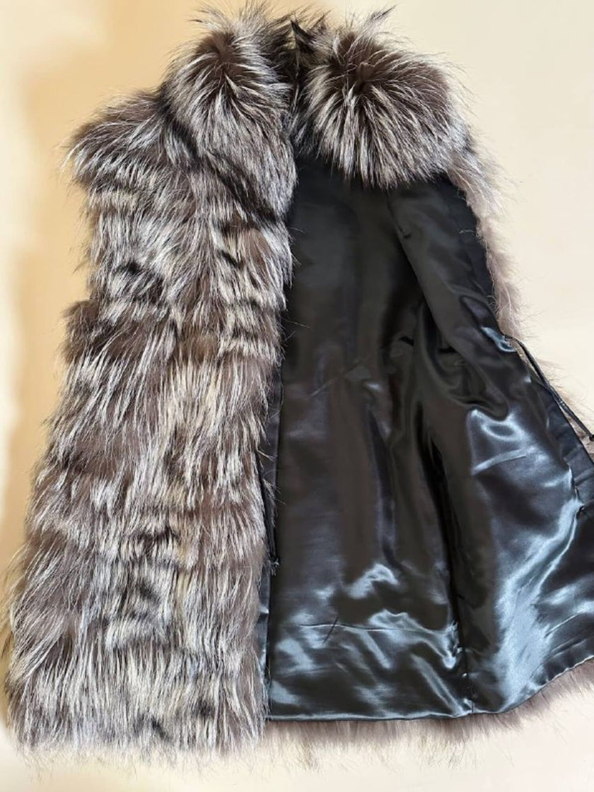 Gilet lungo in volpe argentata con rifiniture in pelle nera