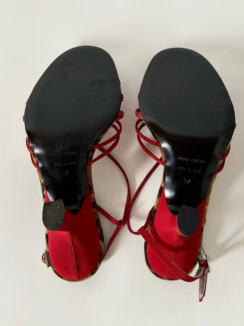 Sandalias vintage Dolce & Gabbana en crepé rojo y terciopelo con estampado de leopardo