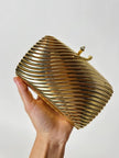 Clutch vintage in metallo dorato con motivo cannelé e chiusura serpenti De Leville