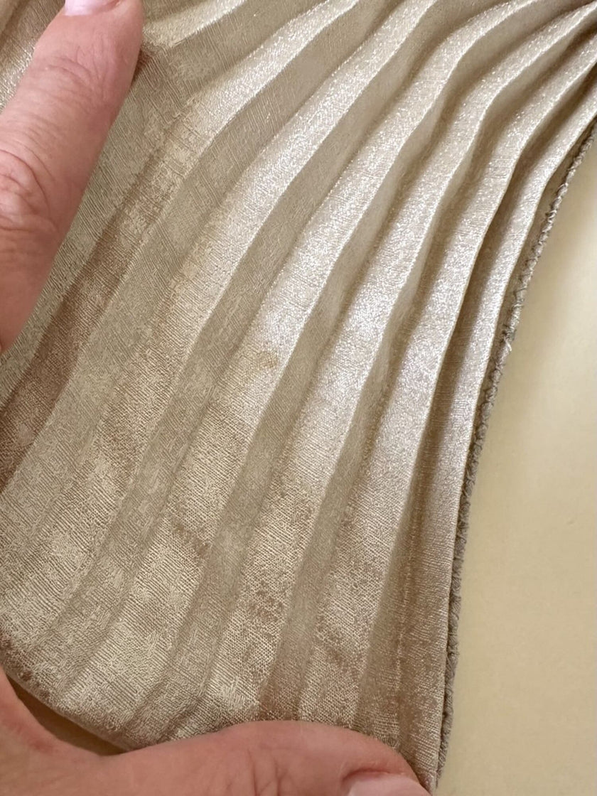Camicia vintage in seta greige con sciarpina plissé e bottoni gioiello dorati