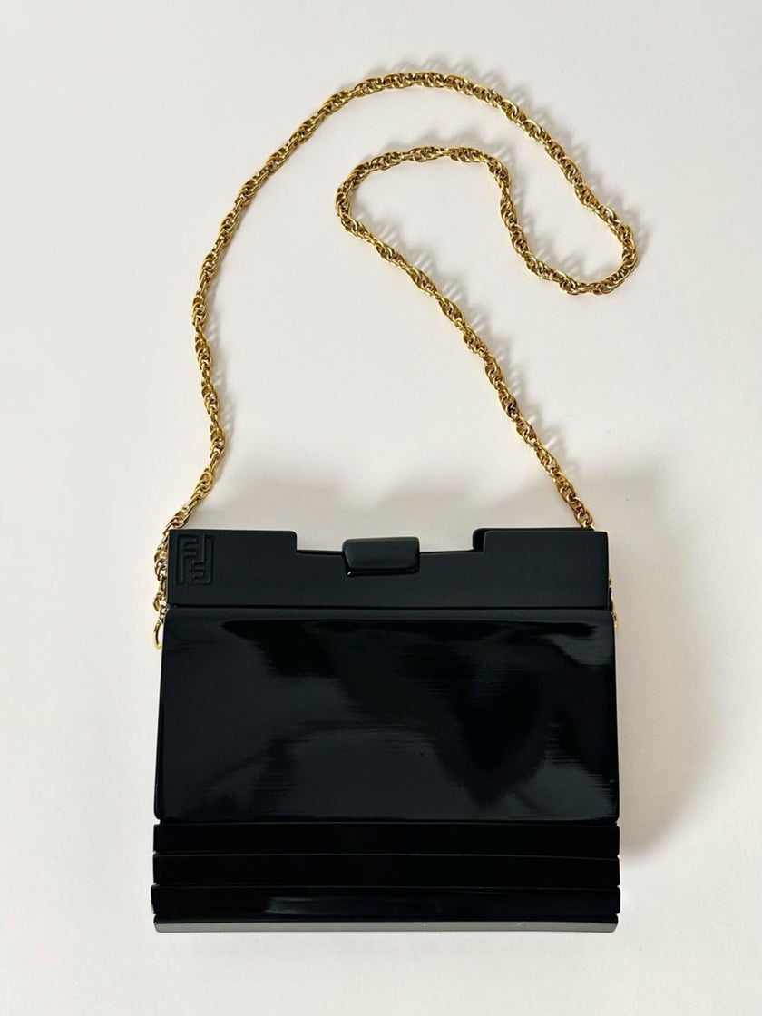 Borsa vintage Fendi in lucite nera con logo inciso e tracolla a catena dorata