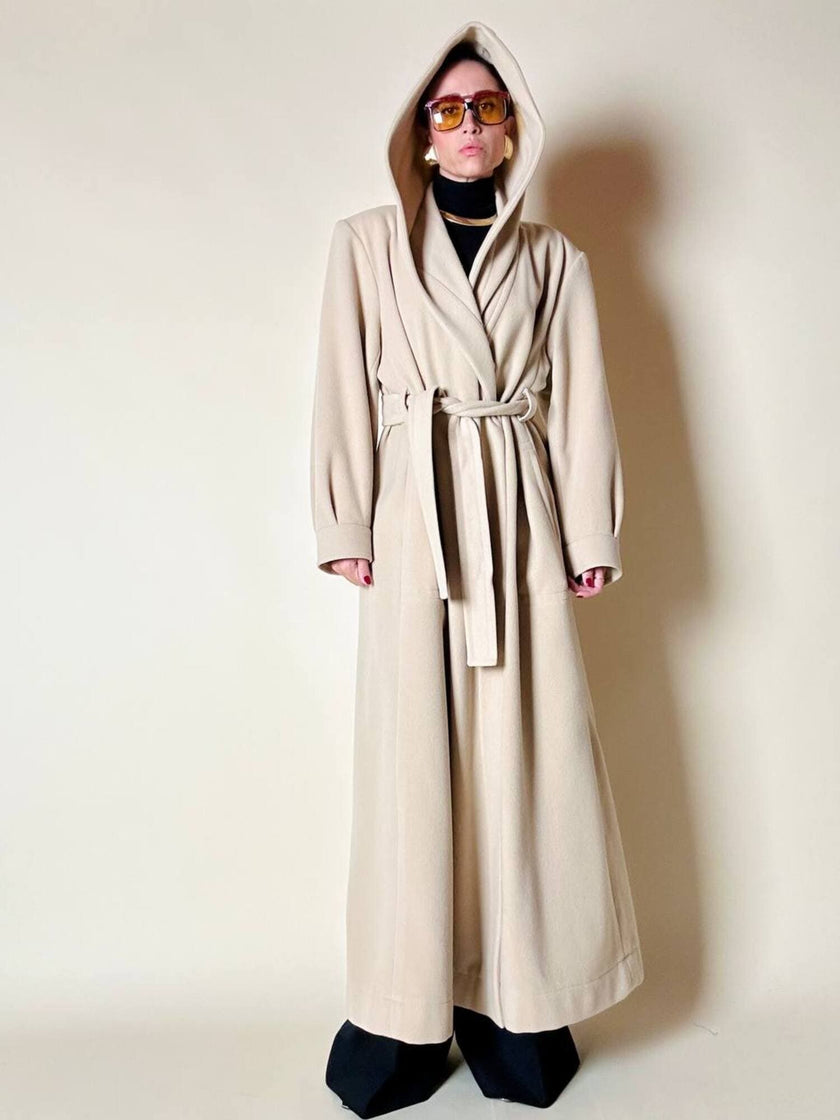 Cappotto lungo a vestaglia con cappuccio in drap di lana beige “Yves Saint Laurent”