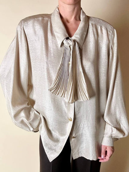 Camicia vintage in seta greige con sciarpina plissé e bottoni gioiello dorati