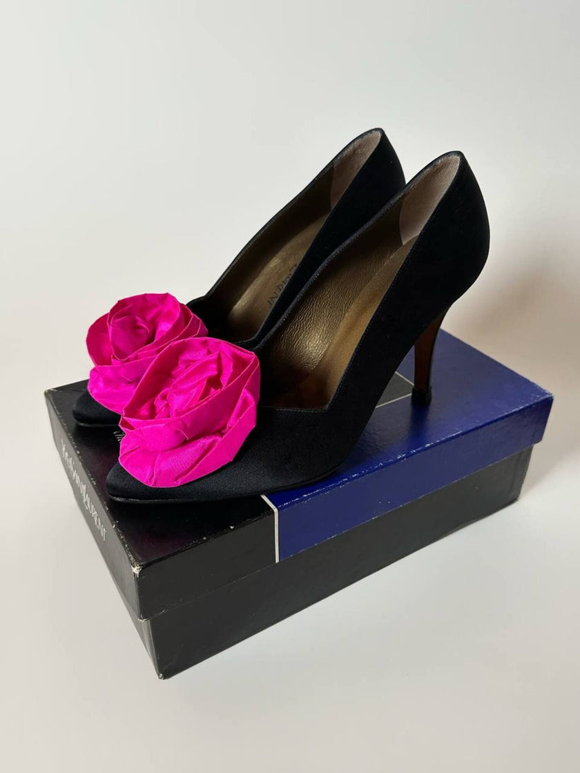 Décolleté vintage Yves Saint Laurent in raso di seta nero con rosa di taffetà fucsia