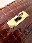 Borsa a trapezio in pelle di coccodrillo color cognac con tracolla e hardware oro Idra