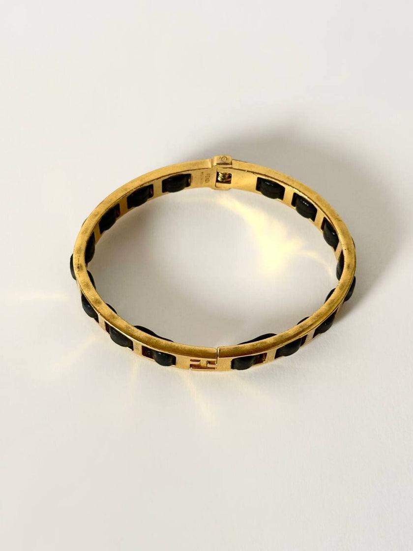 Bracciale vintage Fendi in metallo dorato con inserti in pelle nera intrecciata