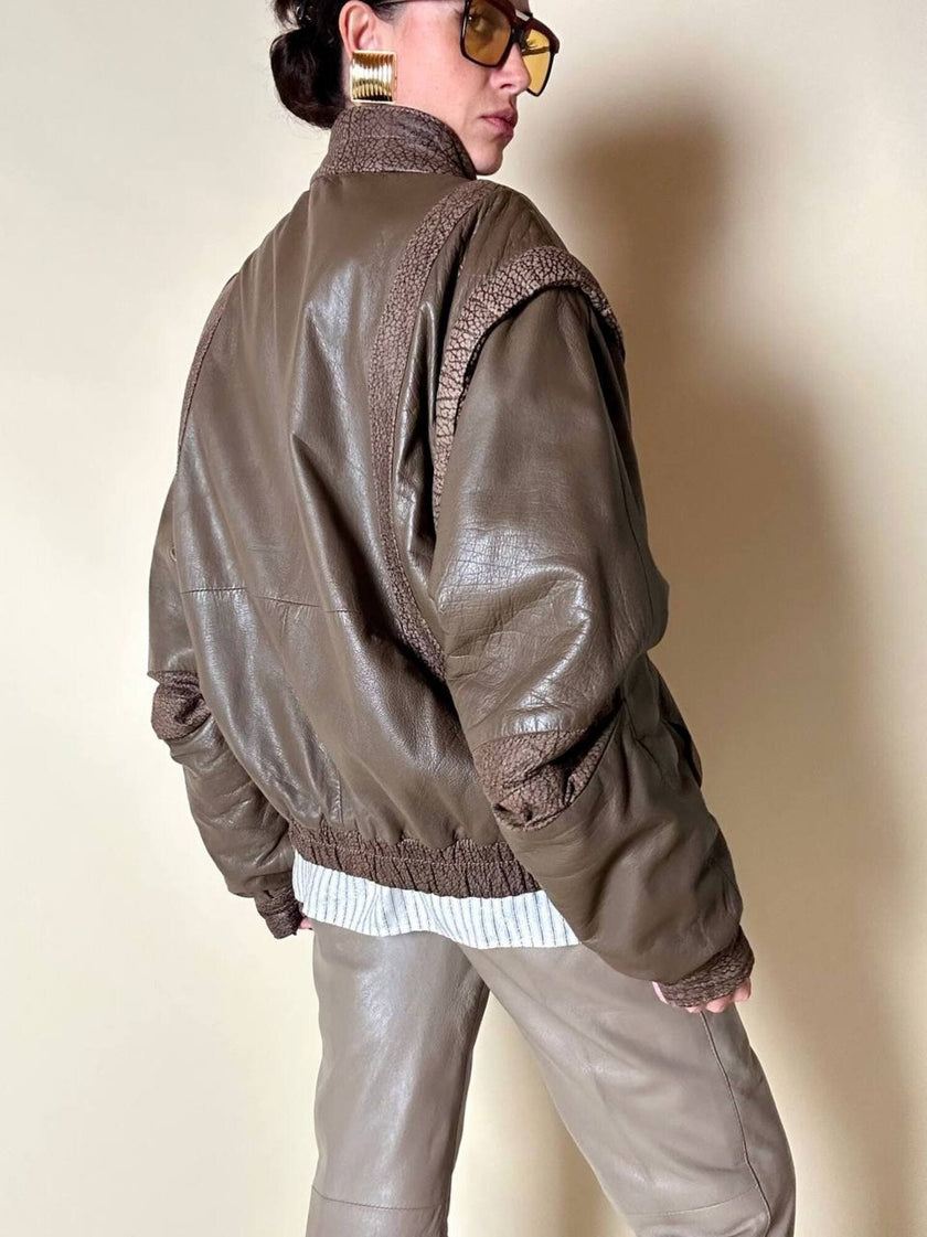 Bomber con maniche rimovibili in pelle color fango “Arpell”