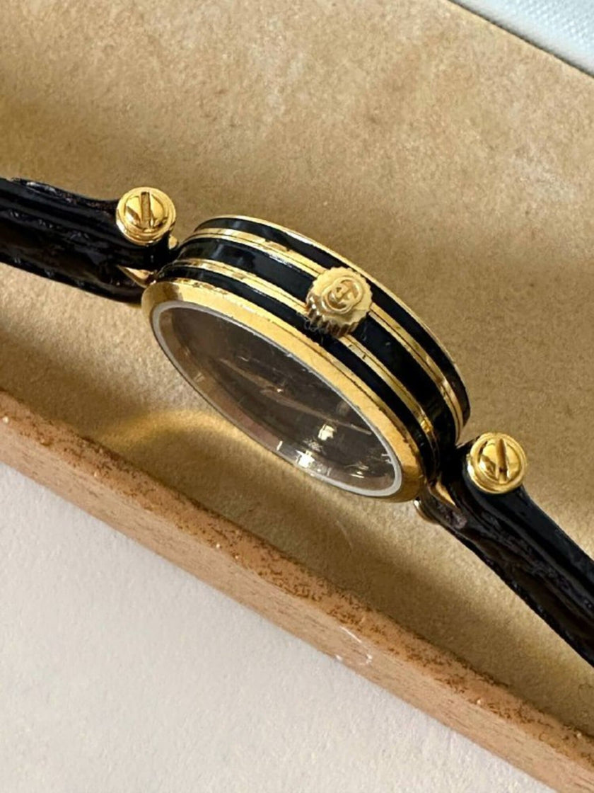 Gucci 4500 Quarzuhr mit goldenem Zifferblatt und schwarzem Lederarmband in Krokodillederoptik