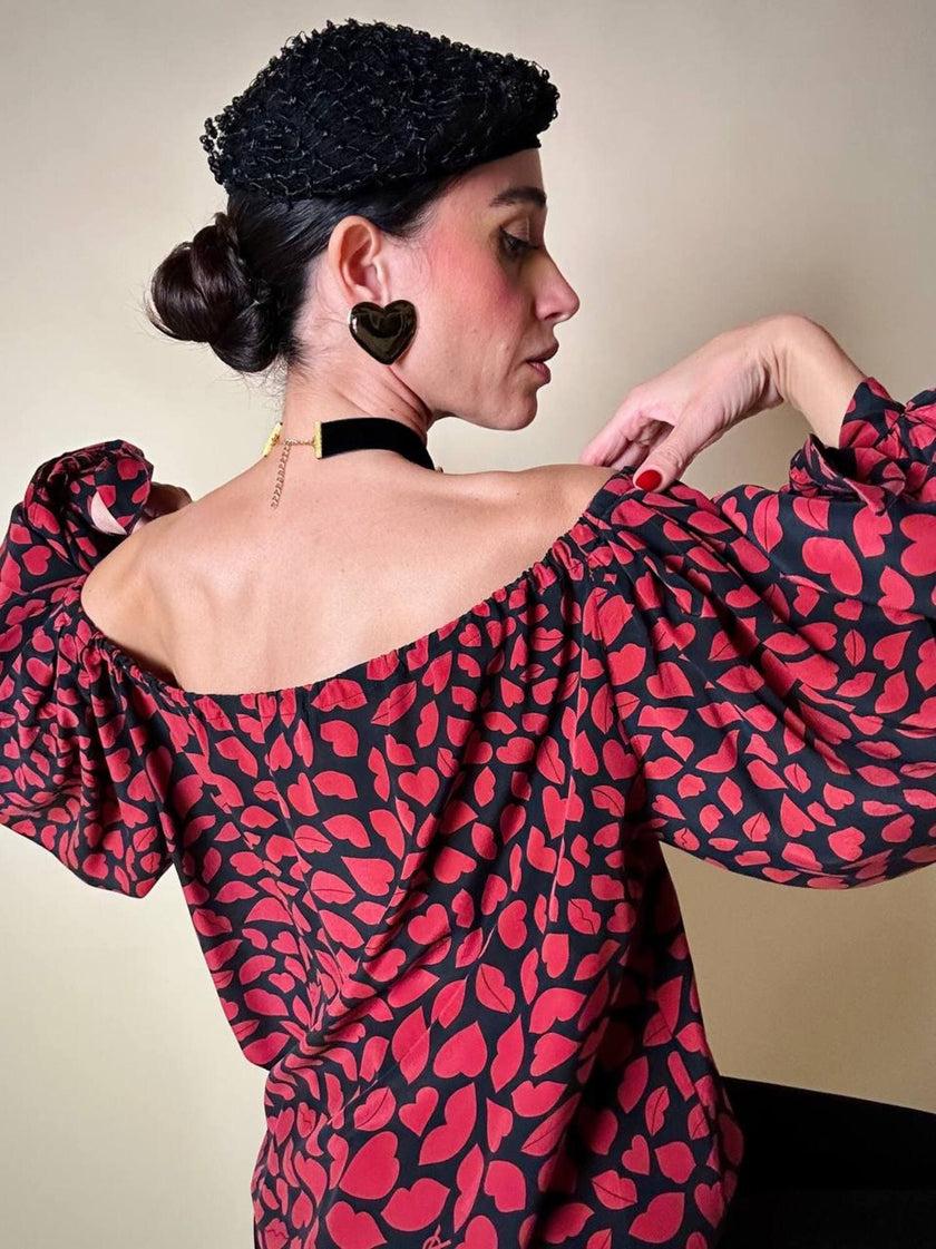 Blusa in seta nera con bocche e cuori rossi “Yves Saint Laurent”