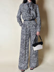 Jumpsuit in seta fantasia zebrata con maxi fiocco al collo