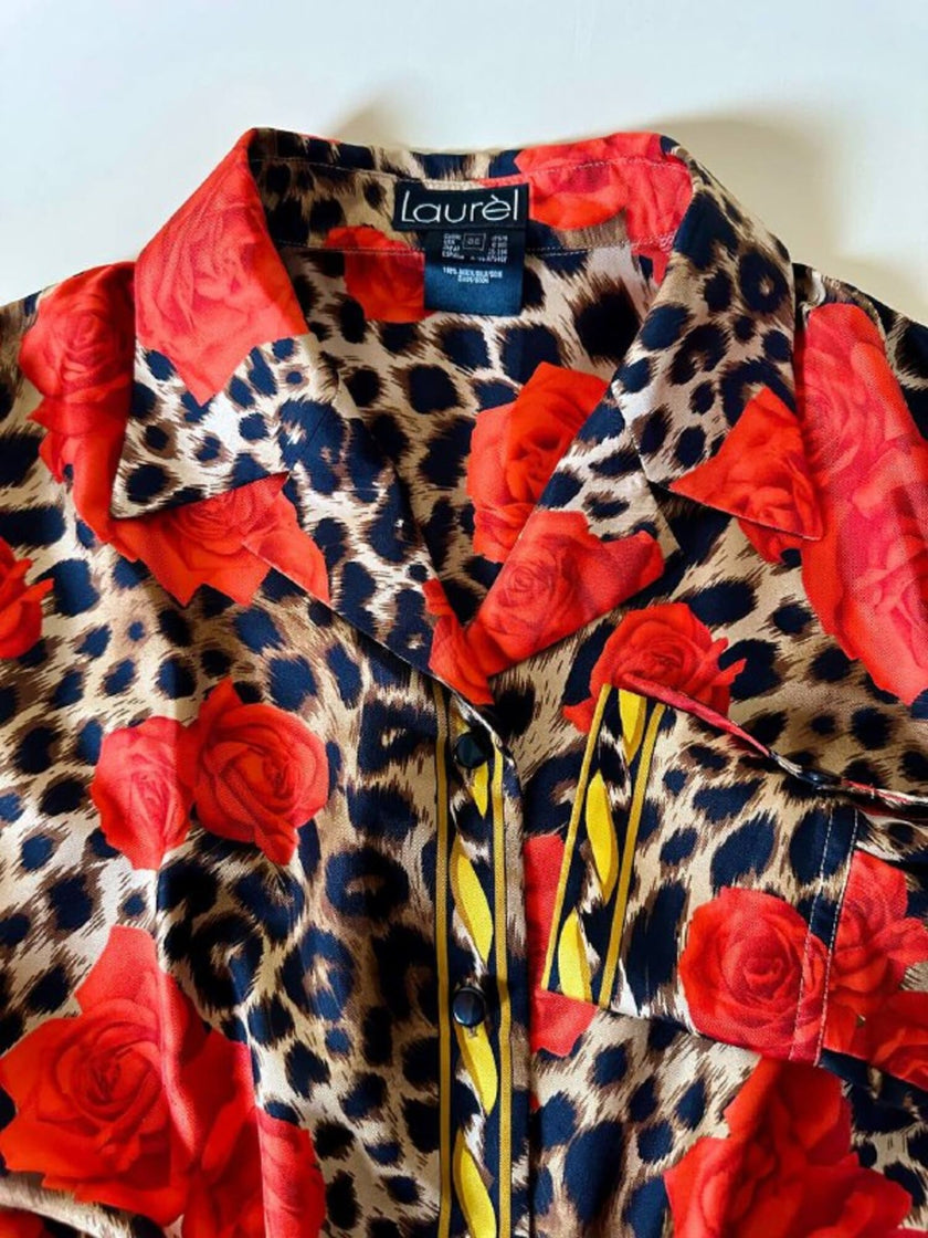 Camicia in seta leopardata con rose rosse e dettagli barocchi “Laurèl”