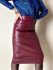 Falda midi vintage de tiro alto en piel burdeos con detalle acolchado