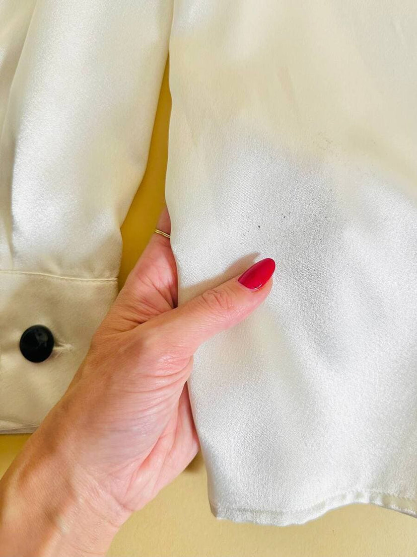 Camicia in raso bianco con fiocco nero “Yves Saint Laurent”