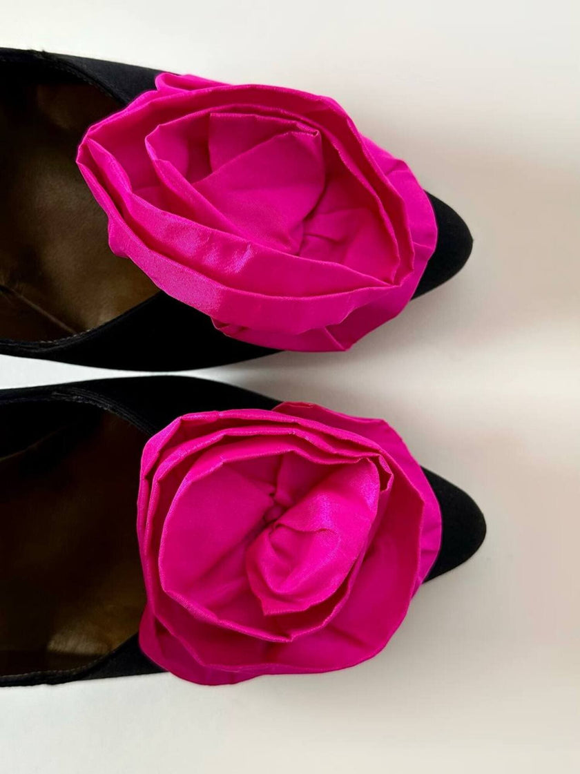 Décolleté vintage Yves Saint Laurent in raso di seta nero con rosa di taffetà fucsia