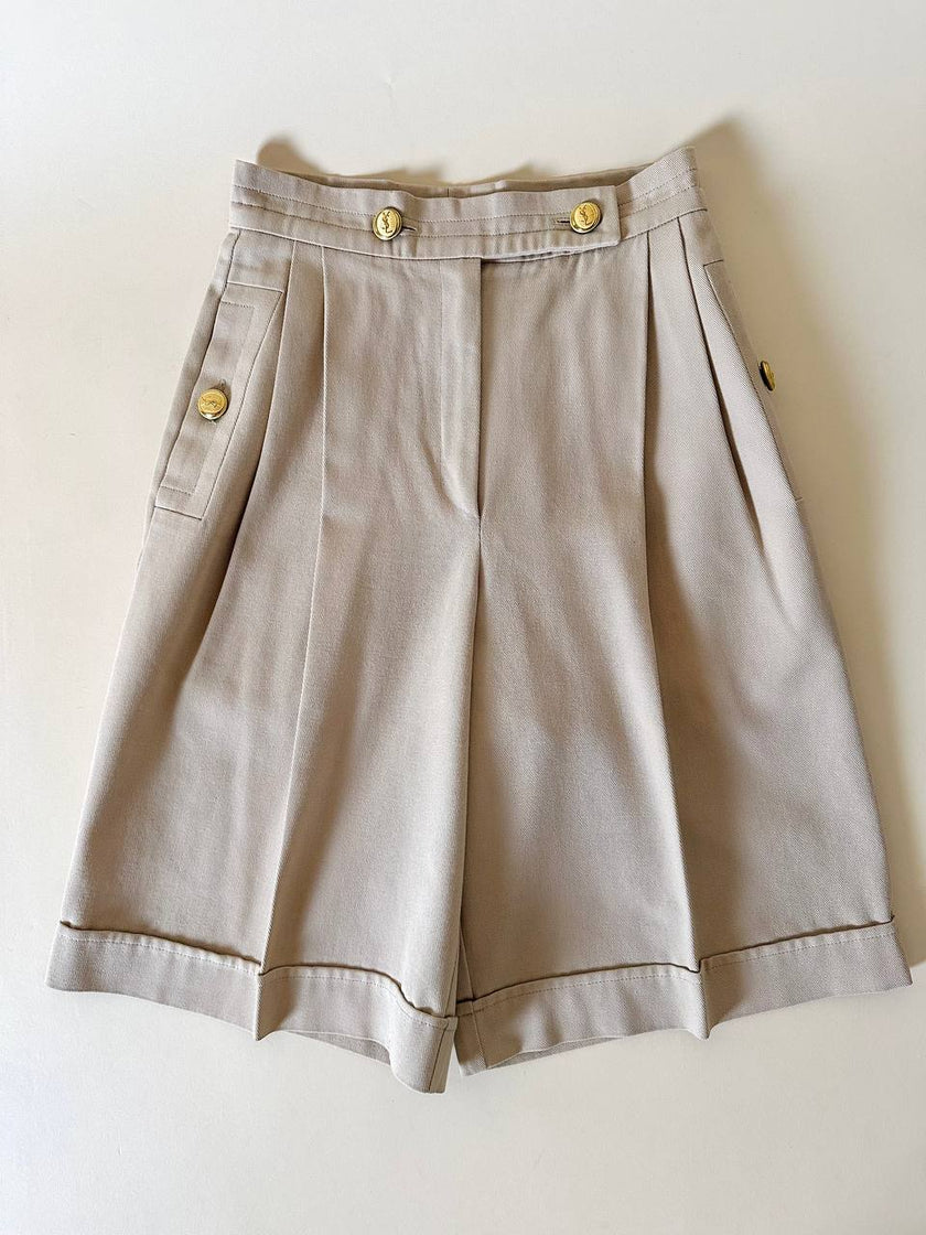 Bermuda Yves Saint Laurent in cotone color sabbia con bottoni dorati con logo YSL