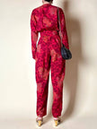 Jumpsuit sartoriale a fantasia floreale nei toni del rosso e maxi bottoni