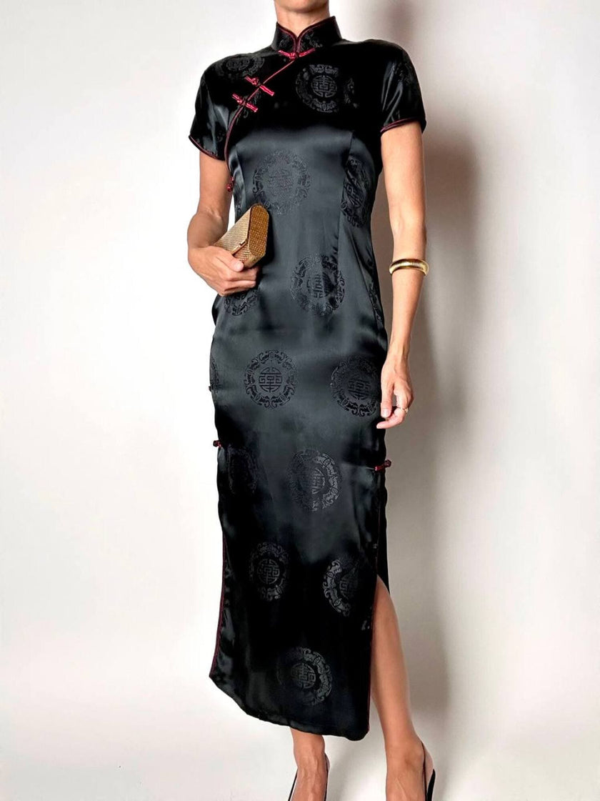 Qipao vintage in raso jacquard nero con profili e alamari neri e rossi