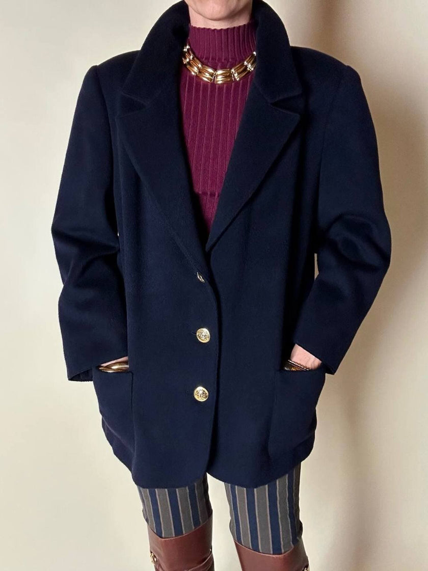 Blazer in lana e cachemire blu notte con bottoni gioiello dorati con testa di medusa