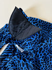Blusa Yves Saint Laurent in seta jacquard blu elettrico con fantasia animalier nera