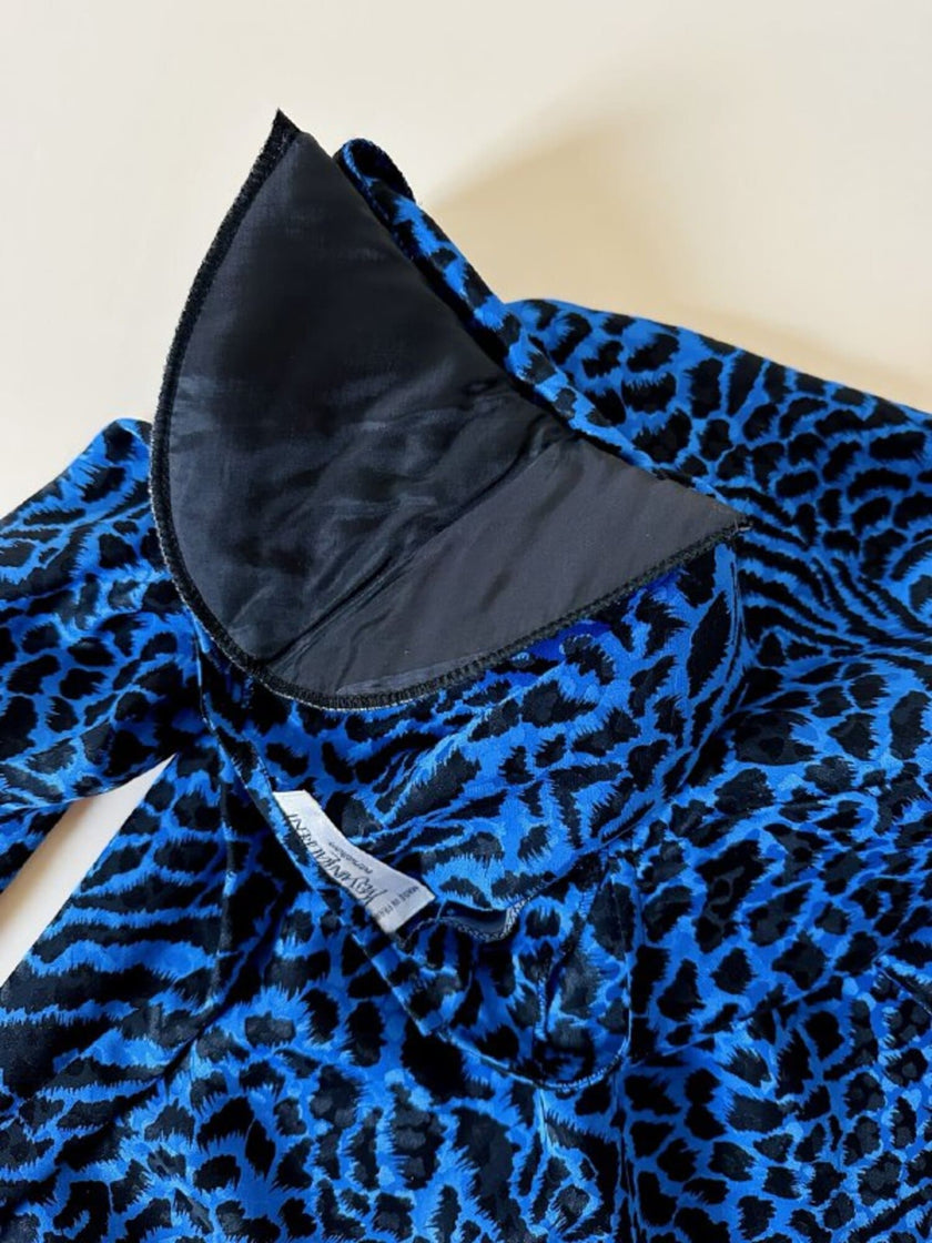 Blusa Yves Saint Laurent in seta jacquard blu elettrico con fantasia animalier nera