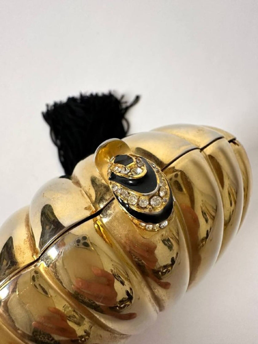 Clutch vintage Scheilan realizzata in metallo oro a forma di conchiglia con maxi nappa couture