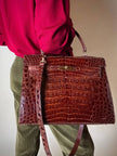 Borsa a trapezio in pelle di coccodrillo color cognac con tracolla e hardware oro Idra