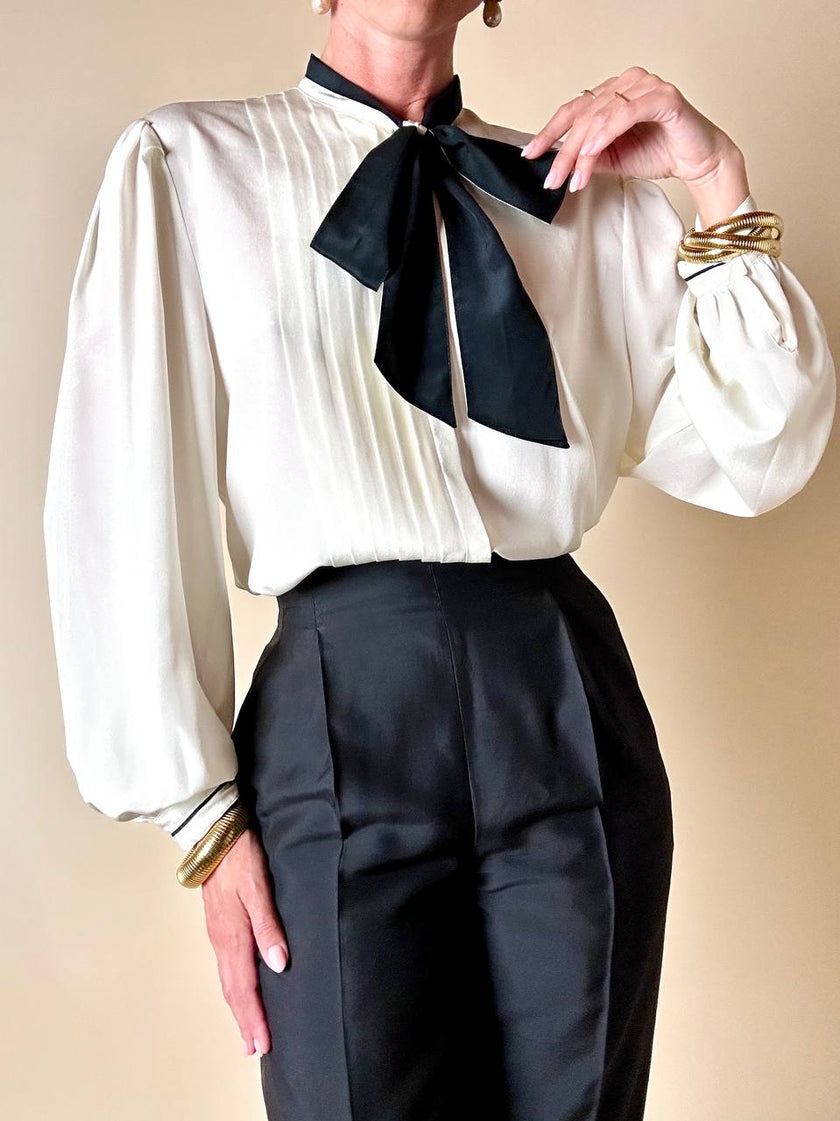 Camicia bianca e nera con dettaglio plissé e fiocco al collo “Lanvin”