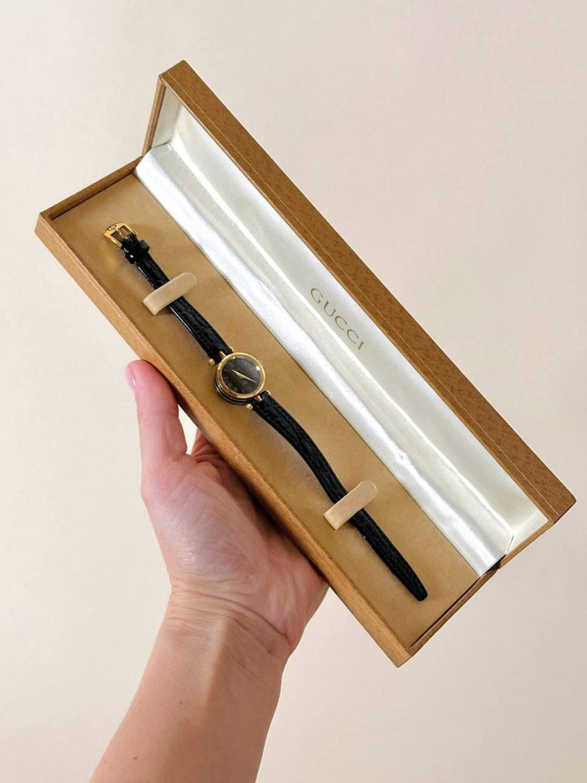 Gucci 4500 Quarzuhr mit goldenem Zifferblatt und schwarzem Lederarmband in Krokodillederoptik