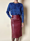 Falda midi vintage de tiro alto en piel burdeos con detalle acolchado