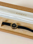 Gucci 4500 Quarzuhr mit goldenem Zifferblatt und schwarzem Lederarmband in Krokodillederoptik