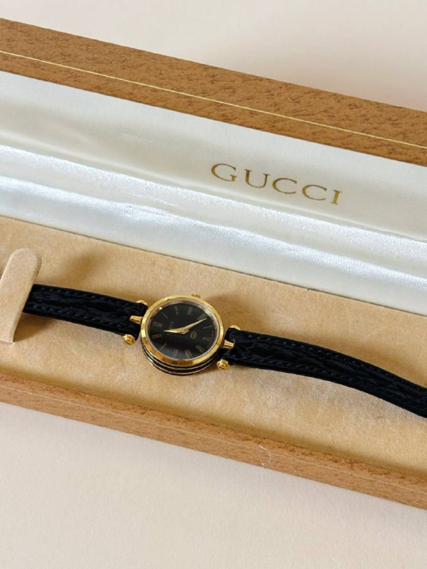 Gucci 4500 Quarzuhr mit goldenem Zifferblatt und schwarzem Lederarmband in Krokodillederoptik