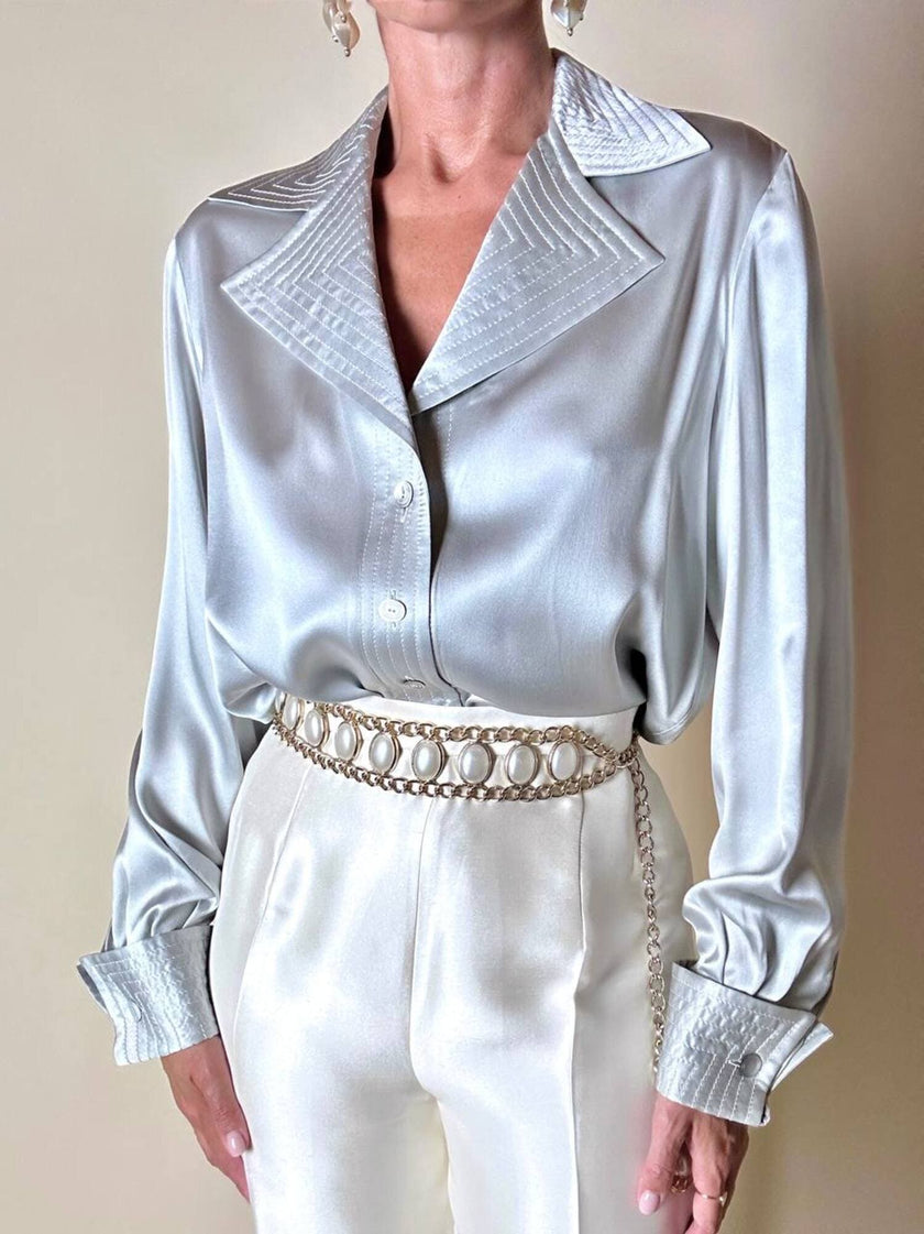 Camicia in raso di seta grigio perla con gemelli in madreperla “Valentino Garavani”