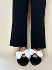 Scarpe vintage Yves Saint Laurent in camoscio nero con maxi fiocchi bianchi