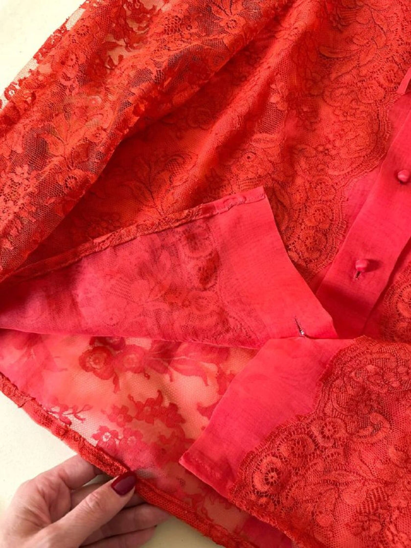 Camicia sartoriale in pizzo chantilly e organza di seta rossa